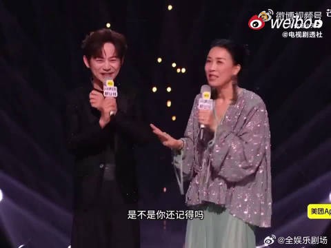 身兼串讲人身份，控场能力出众，权威气场稳稳拿捏