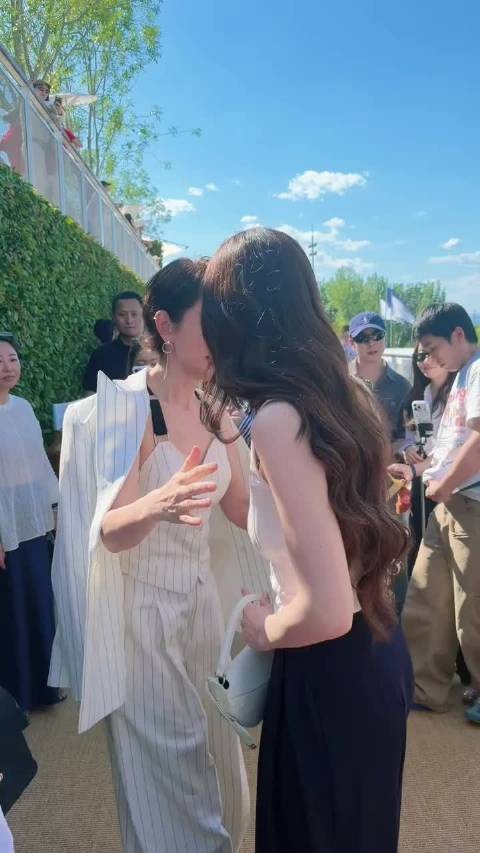 李冰冰郑秀晶同框拥抱，两个人看起来很熟呀什么时候认识的