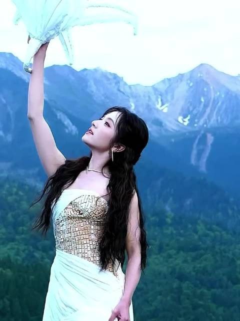 李兰迪穿白纱裙亮相VOGUE红毯,被赞油画女神