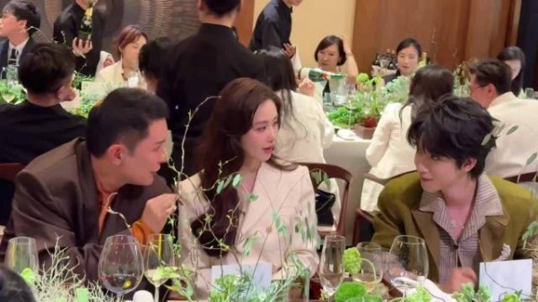 刘诗诗贺峻霖刘冲在VOGUE晚宴热聊 三人就这样美秒social