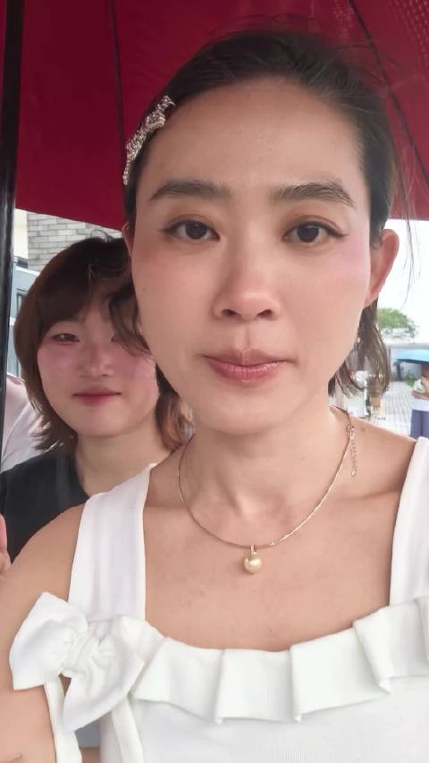 哈哈,看我女儿的雨伞