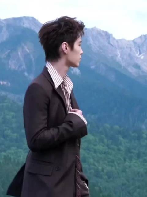何与Vogue大片曝光,双手插兜展雅痞绅士风