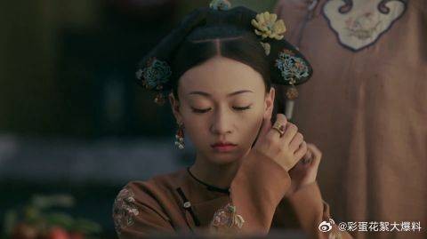 璎珞不去找皇上,皇上怎么也没等来,便去延禧宫弹琴