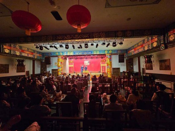 天津相声这回火了，被央视点名后，外地人专程来听包袱！