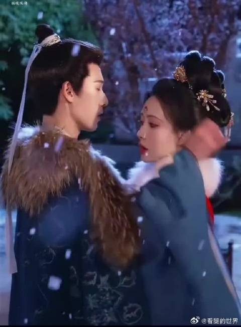 这一幕像在对待珍宝