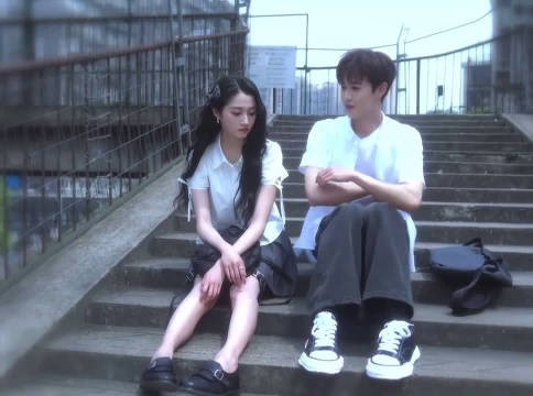 全程翻来覆去就一个动作，偏偏俩人抬头挺胸眼神犀利，自信气场直接盖过所有人