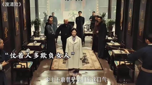 仗着人多欺负女人,没想到女人是他们惹不起的
