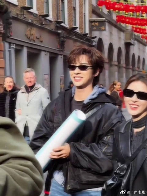 片场趣味互动不断,就算被调侃黑照也从容自在