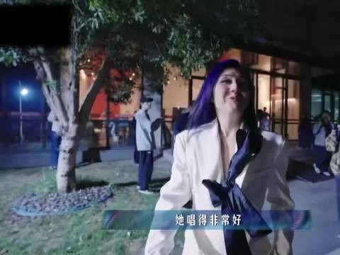杨千嬅台上优雅献唱，台下俏皮送飞吻