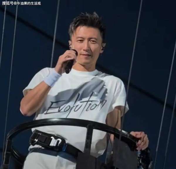 王菲现身谢霆锋鸟巢演唱会，无名指戴钻戒，这是已经领证了吗？