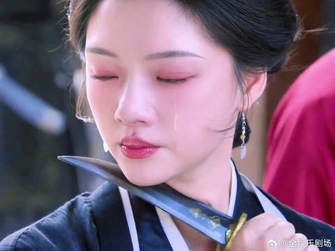 台上两人笑意盈盈,台下观众也跟着满心欢喜