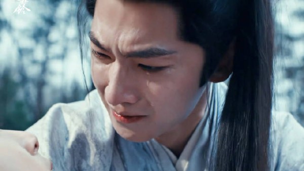 杨洋剧中痛失亲手抚养的孩子