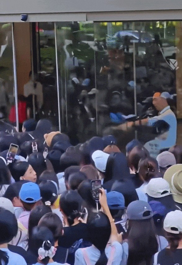 大批粉丝冲入商场，玻璃突然爆了，众人纷纷惊呼！张凌赫线下活动，临时取消