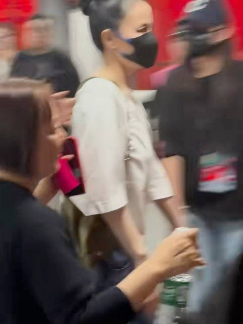 王菲主动热情的给粉丝打招呼也太可爱了叭
