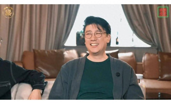 恭喜!香港乐坛天后圈内弟弟,突然宣布已结婚,退圈多年身材发福