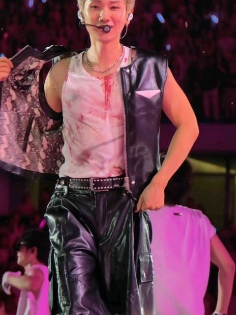 汪苏泷演出中皮衣拉链出问题仍坚持表演