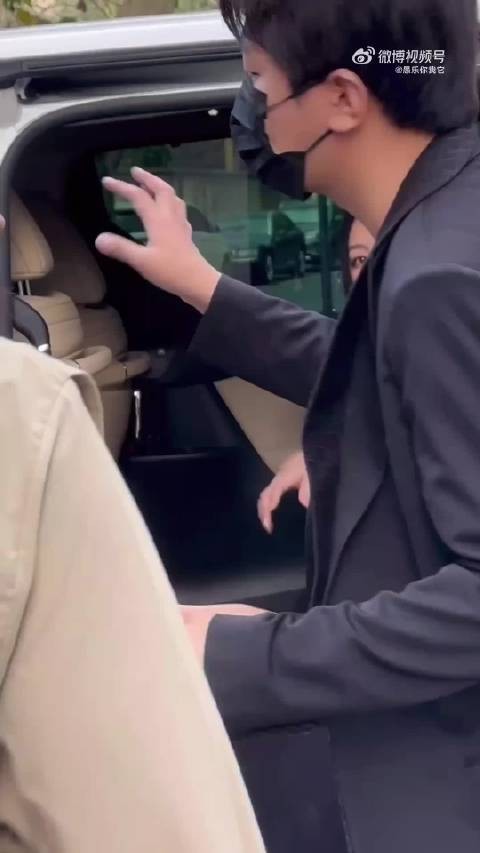 张雨绮出席活动的穿搭真的挺大气的