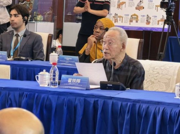 霍铁辉大师《鹦鹉传奇》创当代景泰蓝题材拍卖新标杆：鹦鹉救火传颂大爱，文化出海擘画价值新章