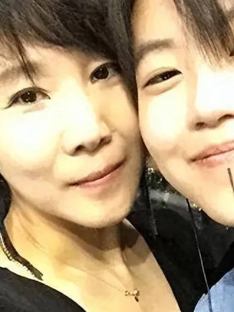 王菲组团观看谢霆锋演唱会，窦颖也去了，她是王菲母女的和声