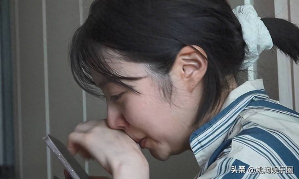 成名后还在端盘子！韩女星打工9年还清26万债务，通话时当场崩溃