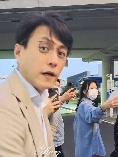 靳东现身北京机场,粉丝直呼幸福爆棚!眼神交汇瞬间即回应