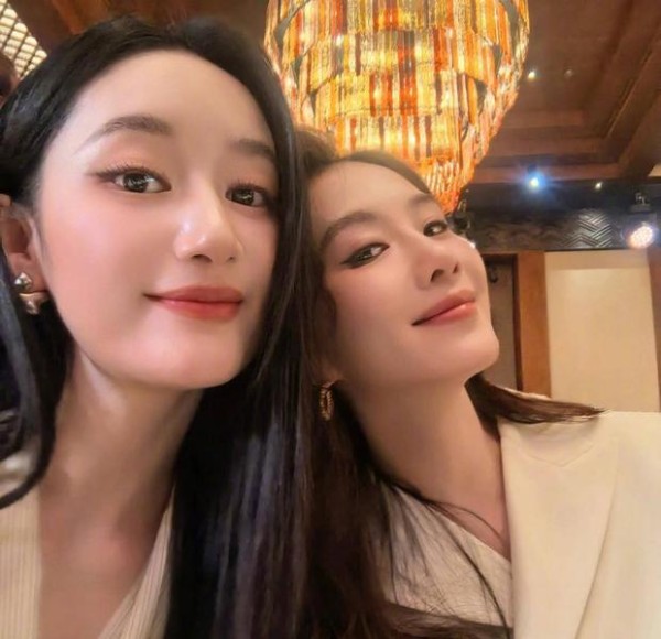 郭晓婷晒与刘诗诗同框合照！美女俩嘟嘴亲亲好可爱