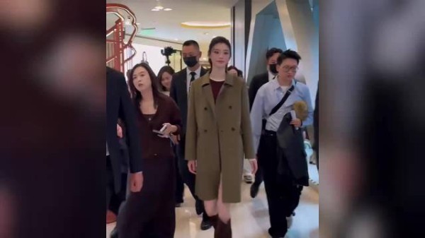 奚梦瑶晒婚前晚宴现场,携子女招待来宾,三太最新露面疑全家缺席!