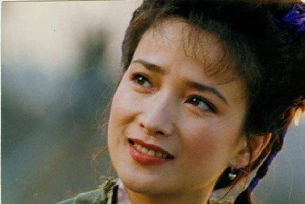 还记得第一古典美人何晴吗？90年代一炮而红，挂历售出60万件
