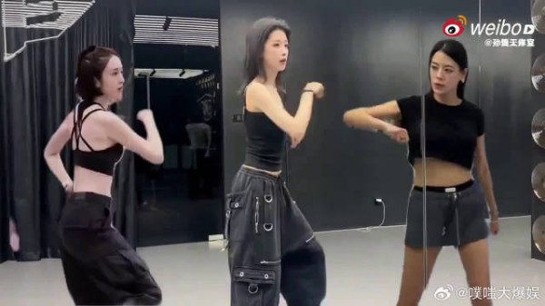 舞台氛围感直接拉满，hiphop演绎得淋漓尽致，氛围感绝了