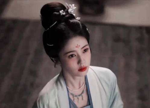 白鹿喝中药调理睡眠睡过头，剧宣视频转发迟到