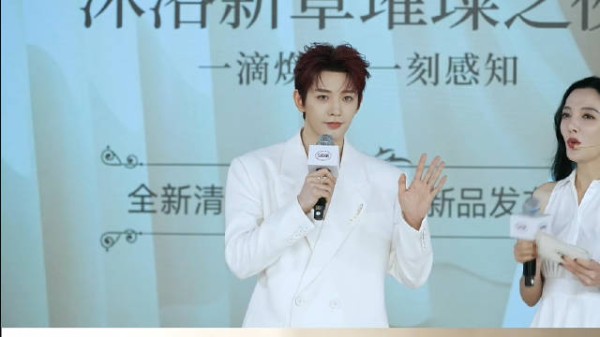 邓为SABON线下活动直播全程cut:今天的邓为全白色西装LOOk好帅好清新!