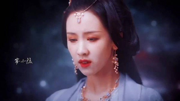 天哪设定这么像啊,楚朝重生真的和陈都灵在长月烬明里叶冰裳一样的设定