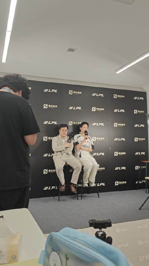 Q：觉得队伍急需改进的部分有哪些？ Shanks：感觉今天比赛没有we团队吧