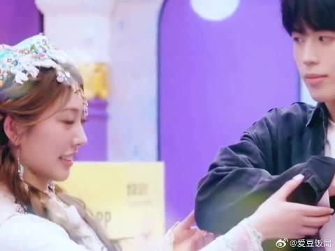 小轩被七月美到眼睛都挪不开了