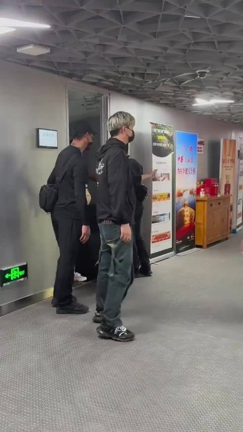 王菲现身谢霆锋演唱会获表白,张柏芝被指落败