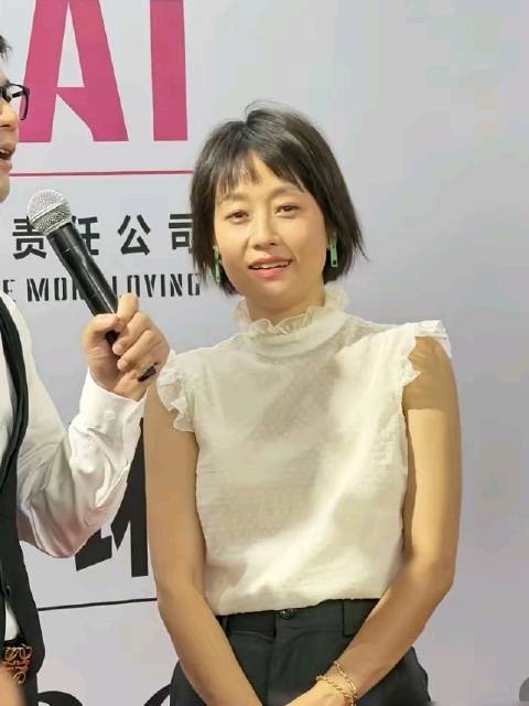 马伊琍新造型再引争议，复古风被批显老气