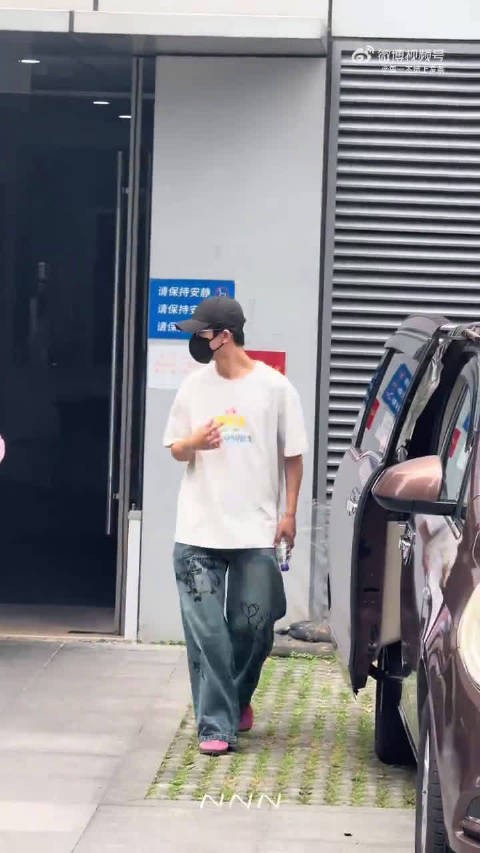 早起录制综艺属实辛苦，睡眼朦胧还不忘挨个挥手，人品细节拉满