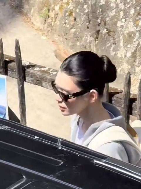 奚梦瑶婚礼后穿休闲装背书包离场,友人持婚礼芍药花同行