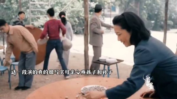 这一段演的真的很写实农村吃席的时候，奶奶确实会抓一大把糖回来