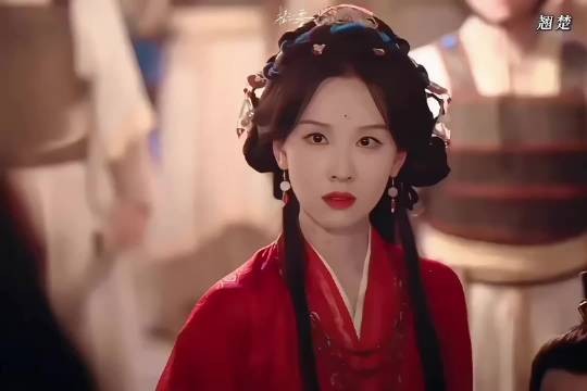 陈都灵周翊然演绎姐弟情深，短剧《翘楚》展现无血缘亲情