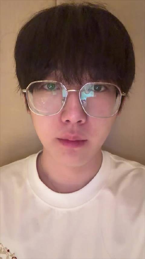 钊钊发来伦敦落地报到视频 cr.Smoggy