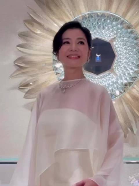 钟楚红今日出席活动 天呢,我们红姑永远这样又美又甜