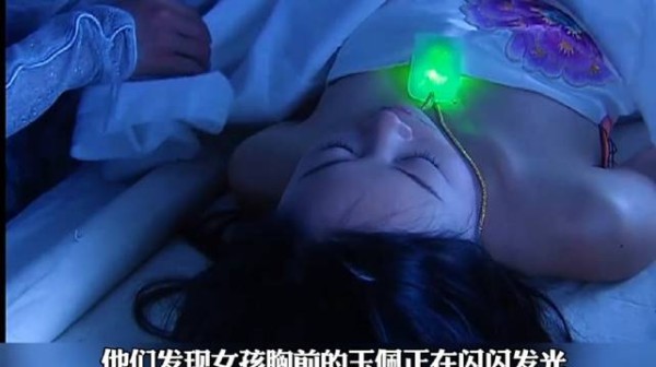 网友二创视频封面现神秘绿光，戏称解锁隔空充电