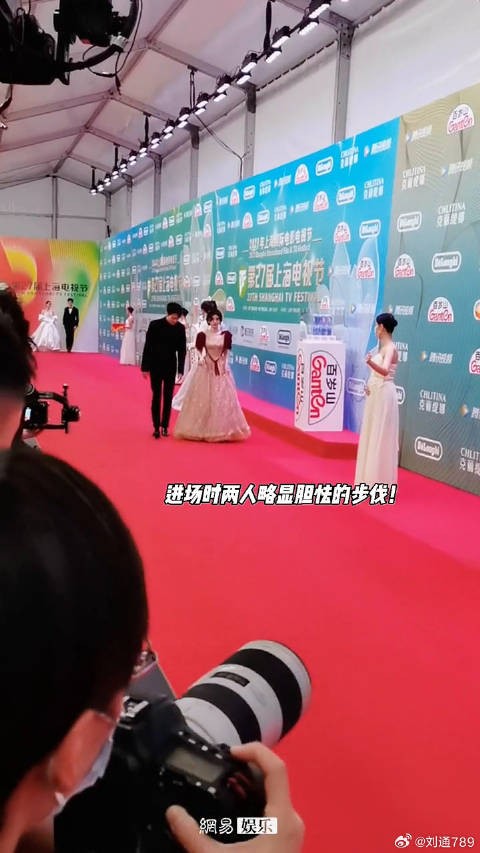 曾舜曦 两人同框走红毯,刚开始进场时两个小小的身躯还有点胆怯的感觉