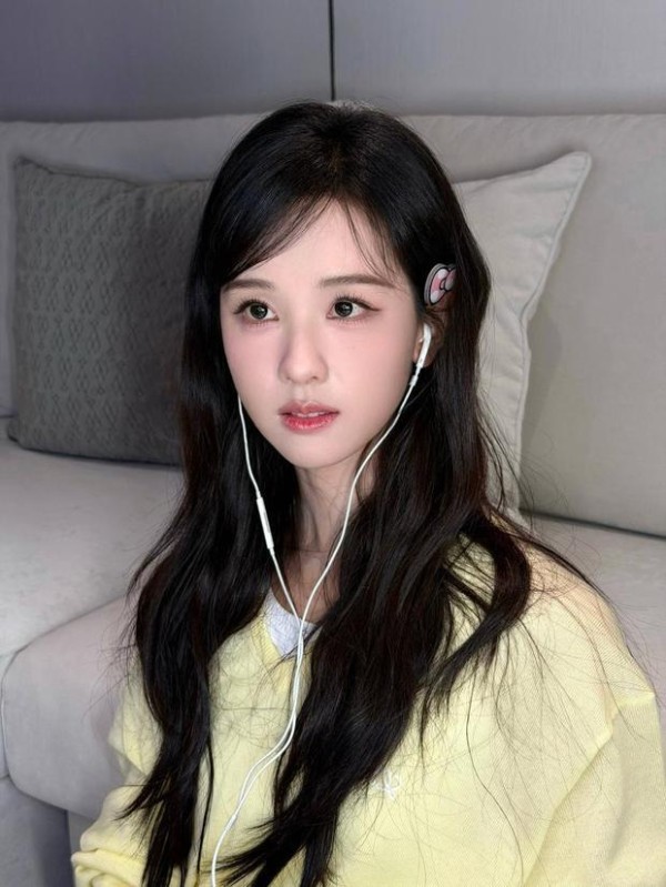 陈都灵眉眼温柔。