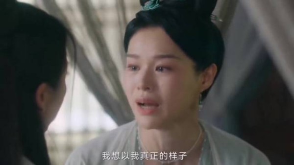 这不是易容，她这是变身了 没想到还有胡杏儿，剧组可真够保密的