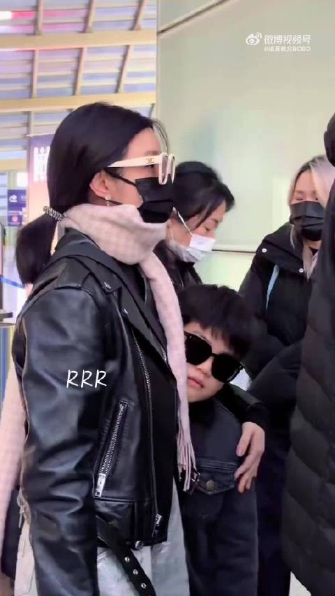 陈妍希晒六一母子合照，儿子清秀帅气惹人爱