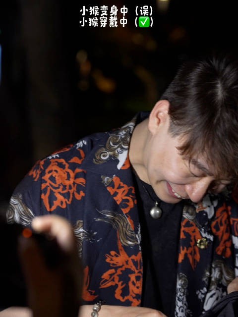 松天硕现身北京活动，盔头造型引热议