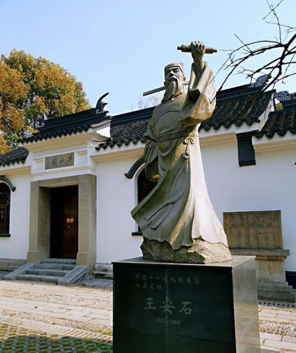 从历史来看，苏轼、王安石、欧阳修、司马光，谁对文学贡献最高？