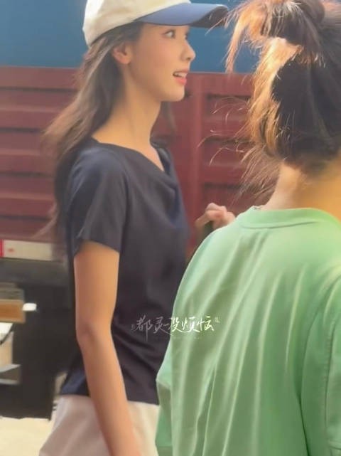 陈都灵下班路透生图曝光，侧颜精致状态佳